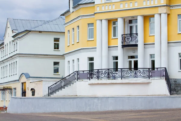 Fassade eines Gebäudes mit Säulen — Stockfoto