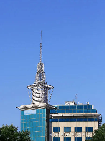 Antenna sul tetto dell'edificio — Foto Stock