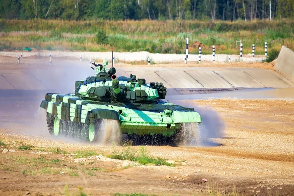 Tanque en marcha — Foto de Stock