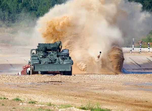 Tanque pasando vados — Foto de Stock