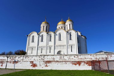 Tepede bir çan kulesi ve katedrali olan antik mimari kompleksi