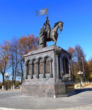 VLADIMIR, RUSSIA - 8 Ekim 2021 'de Vladimir topraklarının - Prens Vladimir ve St. Fyodor - Baptistlerine adanmış anıt