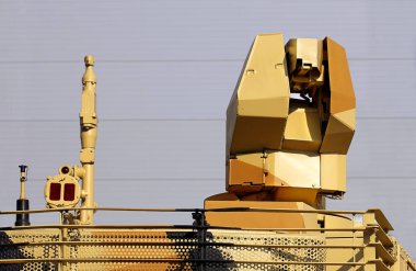 Tankın taretinde makineli tüfek montajı, gözlem ve iletişim cihazları
