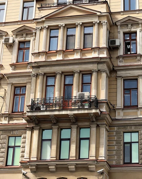 Facciata Edificio Stile Impero Con Balcone Colonne Epoca — Foto Stock