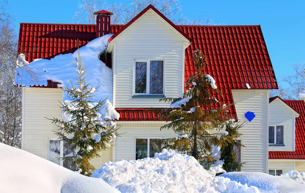 Vit Stuga Med Rött Tak Snöig Terräng — Stockfoto