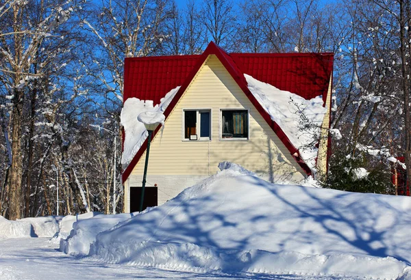 Chalet Blanc Avec Toit Rouge Sur Terrain Enneigé — Photo