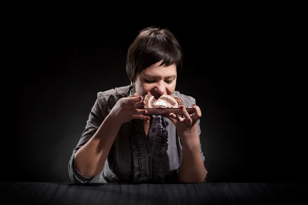 Elegantní dívku jíst čokoládový dort — Stock fotografie