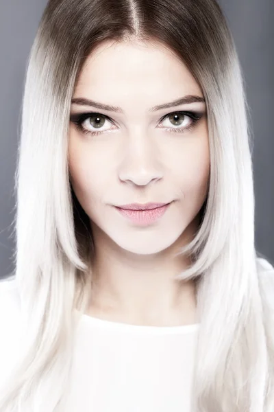 Krásná blond dívka portrét — Stock fotografie