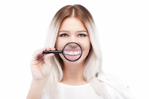 Bela menina loira com dentes brancos brilhantes — Fotografia de Stock