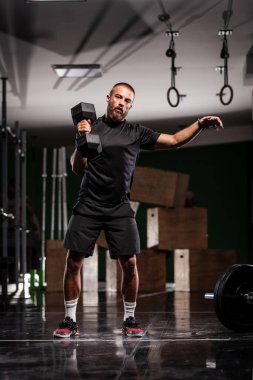 Kas sporcusu çok ağır ağırlık kaldırıyor. Adam içeride çalışıyor.
