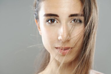 Güzel esmer kız stüdyo resmi. Ciddi yüz ifadesi.