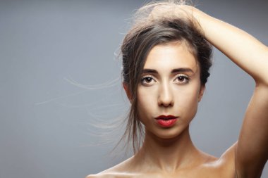 Güzel esmer kız stüdyo resmi. Ciddi yüz ifadesi.