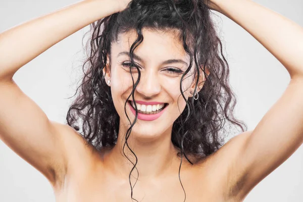 Schöne Brünette Mädchen Mit Langen Nassen Haaren Studioporträt Sehr Glücklich — Stockfoto