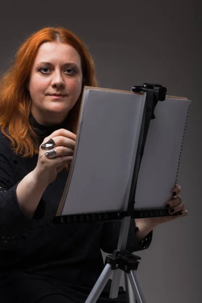 Kızıl Saçlı Kadın Resim Yapıyor Gri Arkaplanda Bir Sanatçının Portresi — Stok fotoğraf