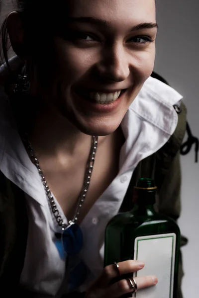 Studioporträt Eines Schönen Mädchens Mit Alkoholflasche — Stockfoto