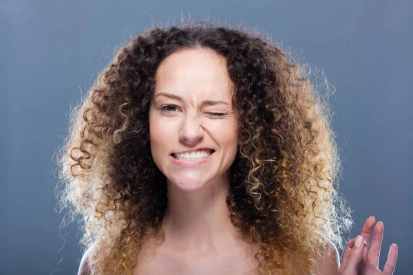 Красивая Брюнетка Длинными Вьющимися Волосами Студийный Портрет Счастливое Улыбчивое Смешное — стоковое фото
