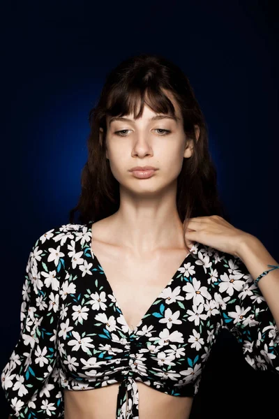 Stüdyoda Koyu Mavi Arka Planda Poz Veren Güzel Genç Kız — Stok fotoğraf