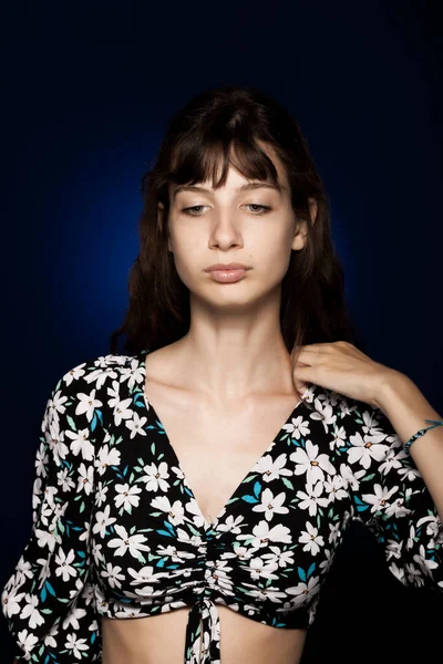 Hermosa Joven Posando Estudio Sobre Fondo Azul Oscuro —  Fotos de Stock