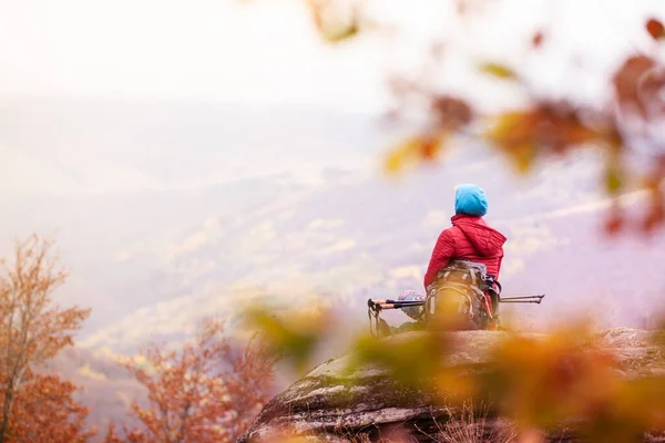 Hiker Girl Taking Rest Rock Mountains Windy Day Travel Healthy — Stock Photo, Image