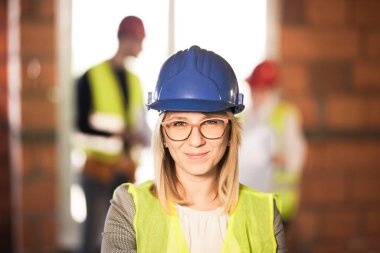 Ekibiyle çalışan, yatırımcı, müfettiş ya da mimar. İnşaat mühendisleri olay yerinde. tatmin edici ifade