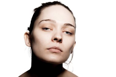 Beyaz arka plana karşı güzel bir genç kadının stüdyo portresi.