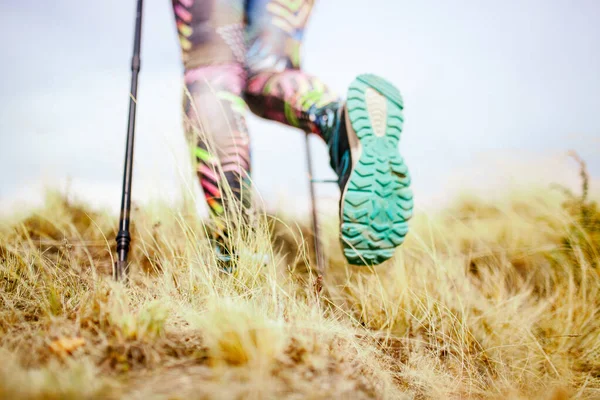 Wandelend Meisje Een Bergweide Low Angle View Van Generieke Sportschoenen — Stockfoto