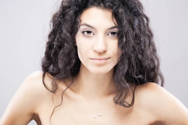 Schöne Brünette Mädchen Mit Langen Lockigen Haaren Studioporträt — Stockfoto