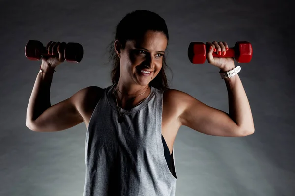 Chica Fitness Posando Levantando Pesas Expresión Sonriente Positiva —  Fotos de Stock