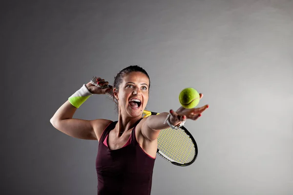 Professionell Kvinnlig Tennisspelare Flicka Svängande Racket — Stockfoto