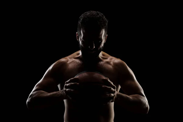 Basket Spelare Som Håller Boll Mot Svart Bakgrund Sidobelyst Muskulös — Stockfoto