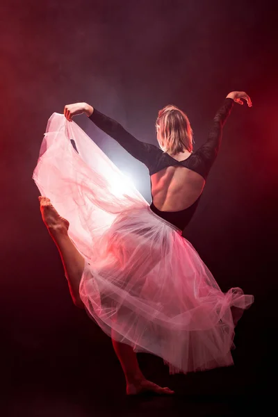 Bailarina Con Vestido Blanco Top Negro Posando Sobre Fondo Humo — Foto de Stock