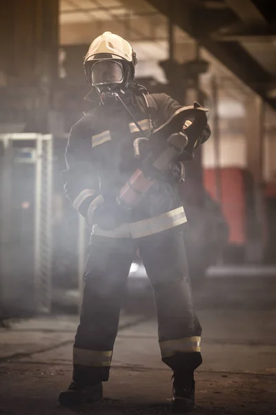 Portret Strażacki Pełnym Wyposażeniem Maską Tlenową Sprzętem Ratowniczym Zaciskami Hydraulicznymi — Zdjęcie stockowe
