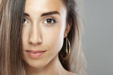 Güzel esmer kız stüdyo resmi. Gülen yüz ifadesi.