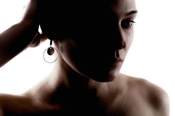 Estúdio Escuro Retrato Uma Bela Jovem Mulher Contra Backgroung Branco — Fotografia de Stock