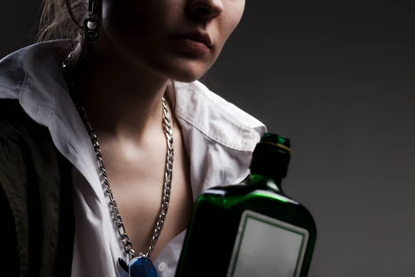 Studio Portrét Krásné Dívky Držící Láhev Alkoholu — Stock fotografie