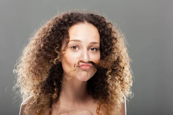 Krásná Brunetka Dlouhými Kudrnatými Vlasy Imitace Knírů Pramenem Vlasů Movember — Stock fotografie