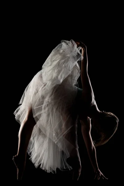 Bailarina Com Vestido Branco Top Preto Posando Sobre Fundo Preto — Fotografia de Stock