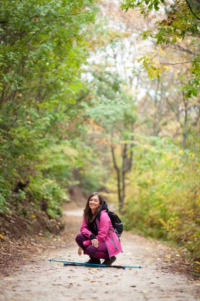 Chica Excursionista Agachándose Sendero Las Montañas Mochilero Con Chaqueta Rosa —  Fotos de Stock