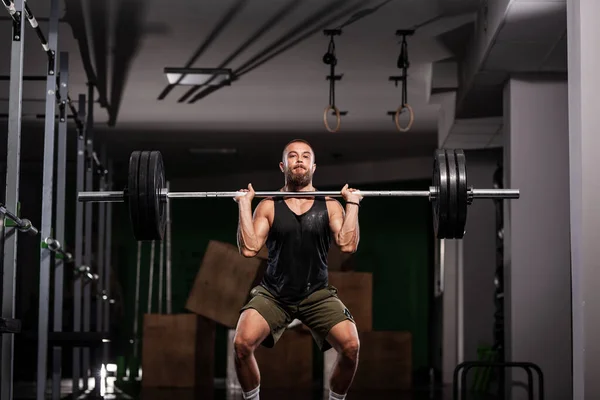 Atleta Muscular Levantando Barbell Muito Pesado — Fotografia de Stock