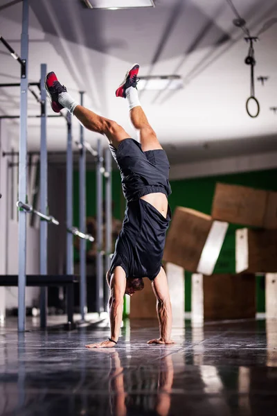 Atleta Muscular Andando Cabeça Para Baixo — Fotografia de Stock