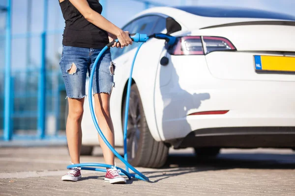 Elektrikli Arabanın Yanındaki Genç Kız Beceriksiz Bacaklarına Elektrik Kablosu Dolamış — Stok fotoğraf