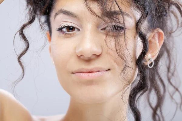 Hermosa Chica Morena Con Pelo Rizado Largo Retrato Estudio — Foto de Stock