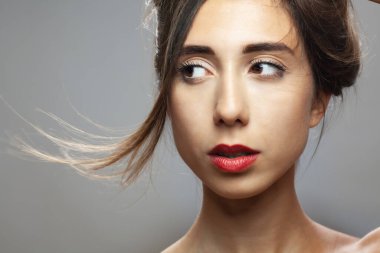 Güzel esmer kız stüdyo resmi. Ciddi yüz ifadesi.