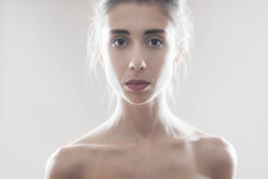 Güzel esmer kız stüdyo resmi. Ciddi yüz ifadesi.