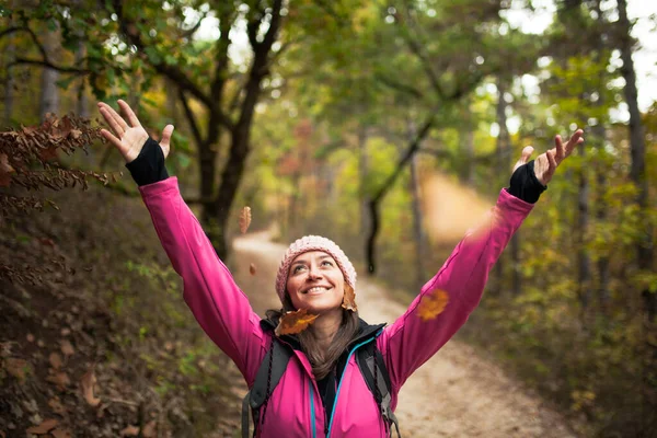 Wandelend Meisje Het Roze Een Pad Het Bos Handen Omhoog — Stockfoto