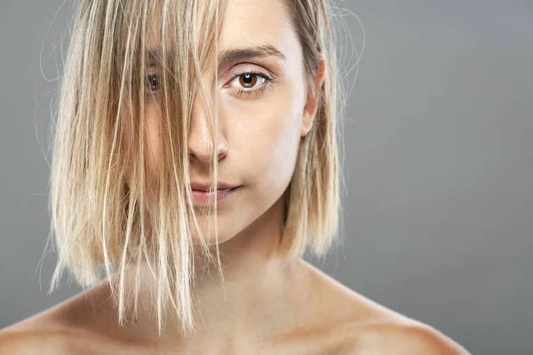 Retrato Moda Menina Bonita Com Cabelo Ventoso Olhando Para Câmera — Fotografia de Stock