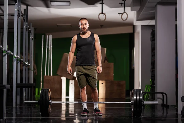 Atleta Che Prepara Sollevamento Pesi Uomo Muscolare Posa Palestra — Foto Stock