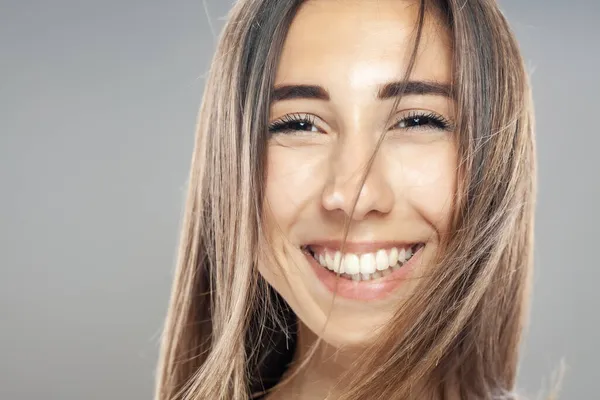 Hermosa Chica Morena Estudio Retrato Expresión Facial Sonriente —  Fotos de Stock