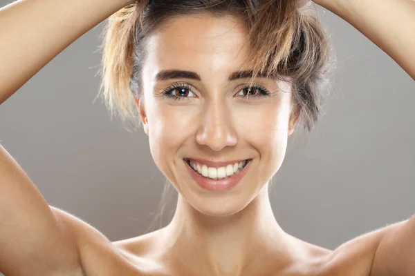 Hermosa Chica Morena Estudio Retrato Expresión Facial Sonriente —  Fotos de Stock