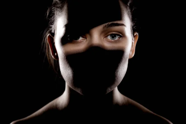 Retrato Estudio Una Hermosa Joven Con Sombras Cara Contra Fondo — Foto de Stock